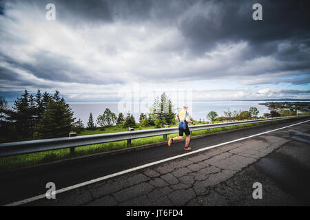 CARLETON, Kanada - 4. Juni 2017. In der fünften Marathon von Carleton in Québec, Kanada. Schnelle Mann allein während des Marathons Stockfoto