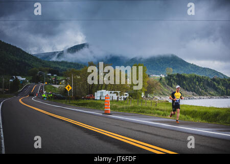 CARLETON, Kanada - 4. Juni 2017. In der fünften Marathon von Carleton in Québec, Kanada. Schnelle Mann allein während des Marathons Stockfoto
