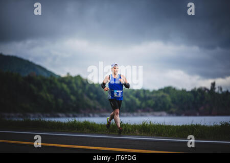 CARLETON, Kanada - 4. Juni 2017. In der fünften Marathon von Carleton in Québec, Kanada. Schnelle Mann allein während des Marathons Stockfoto
