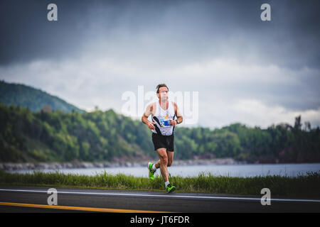 CARLETON, Kanada - 4. Juni 2017. In der fünften Marathon von Carleton in Québec, Kanada. Mann Marathoner auf etwa 7 km Entfernung Stockfoto