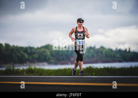 CARLETON, Kanada - 4. Juni 2017. In der fünften Marathon von Carleton in Québec, Kanada. Frau Marathoner auf etwa 7 km Entfernung Stockfoto