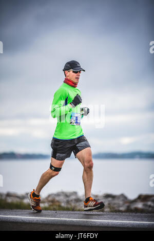 CARLETON, Kanada - 4. Juni 2017. In der fünften Marathon von Carleton in Québec, Kanada. Mann Marathoner auf etwa 7 km Entfernung Stockfoto