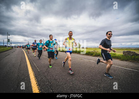 CARLETON, Kanada - 4. Juni 2017. In der fünften Marathon von Carleton in Québec, Kanada. Gruppe der Läufer kurz nach dem Start. Stockfoto