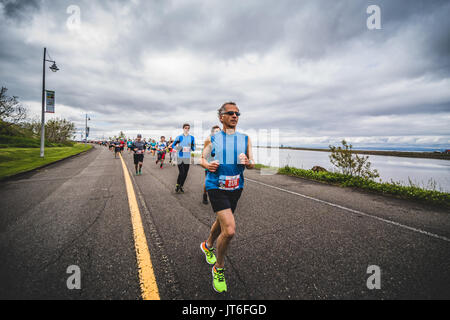 CARLETON, Kanada - 4. Juni 2017. In der fünften Marathon von Carleton in Québec, Kanada. Gruppe der Läufer kurz nach dem Start. Stockfoto