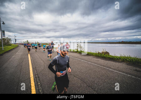 CARLETON, Kanada - 4. Juni 2017. In der fünften Marathon von Carleton in Québec, Kanada. Gruppe der Läufer kurz nach dem Start. Stockfoto