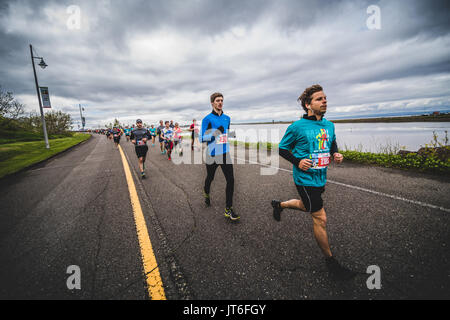 CARLETON, Kanada - 4. Juni 2017. In der fünften Marathon von Carleton in Québec, Kanada. Gruppe der Läufer kurz nach dem Start. Stockfoto