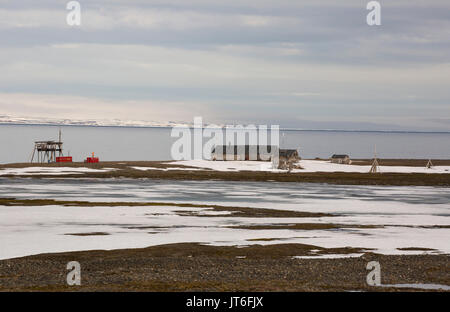 Sysselmannen Holzhütte und Trapper Hütten, Mushamna Bay, Woodfjorden. im Juni, Spitzbergen, Svalbard, Norwegen Stockfoto