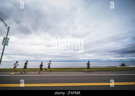 CARLETON, Kanada - 4. Juni 2017. In der fünften Marathon von Carleton in Québec, Kanada. Gruppe der Läufer kurz nach dem Start. Stockfoto