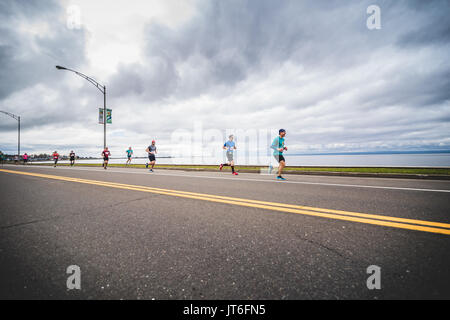 CARLETON, Kanada - 4. Juni 2017. In der fünften Marathon von Carleton in Québec, Kanada. Gruppe der Läufer kurz nach dem Start. Stockfoto