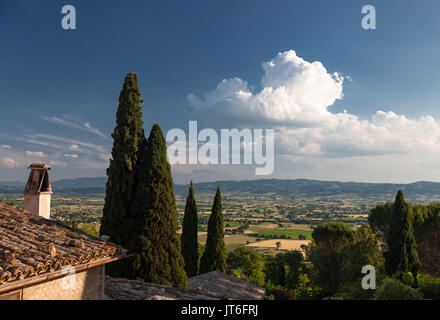 Die atemberaubende Aussicht auf die Umbrischen Hügel am Nachmittag in Italien Stockfoto