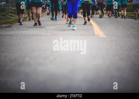 CARLETON, Kanada - 4. Juni 2017. In der fünften Marathon von Carleton in Québec, Kanada. Hintergrund der Marathonläufer Füße mit Platz für Text kopieren Stockfoto