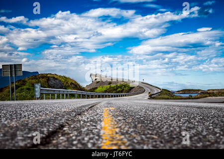 Norwegen Atlantic Ocean Road oder der Atlantikstraße (Atlanterhavsveien) wurde den Titel als "Norwegischen Bauwerk des Jahrhunderts" ausgezeichnet. Die Straße Klas- Stockfoto