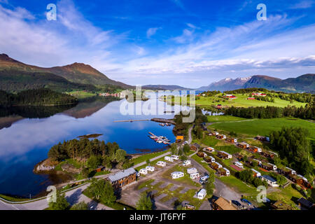 Schöne Natur Norwegen natürliche Landschaft. Luftaufnahme des Campingplatzes zu entspannen. Familie Urlaub Reisen, Urlaub im Reisemobil. Stockfoto