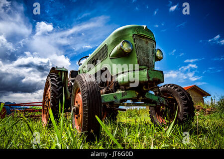 Alten Traktor auf den Bergwiesen Stockfoto