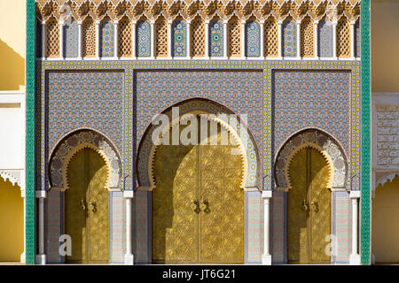 Dar El Makhzen Royal Palace von Place des Alaouiten mit Messing Türen, modernen Stadt von Fes, Fes el Bali. Marokko, Maghreb Nordafrika Stockfoto