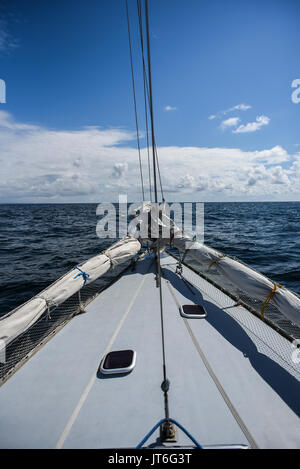 Segelboot deck Segeln auf der Nordsee im bewölkten Tag. Stockfoto