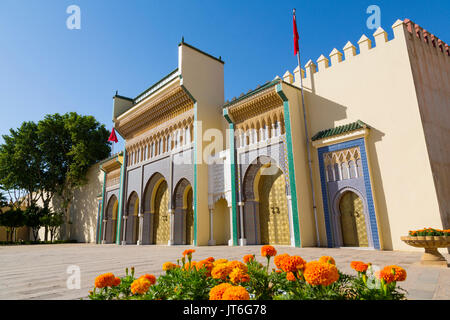 Dar El Makhzen Royal Palace von Place des Alaouiten mit Messing Türen, modernen Stadt von Fes, Fes el Bali. Marokko, Maghreb Nordafrika Stockfoto