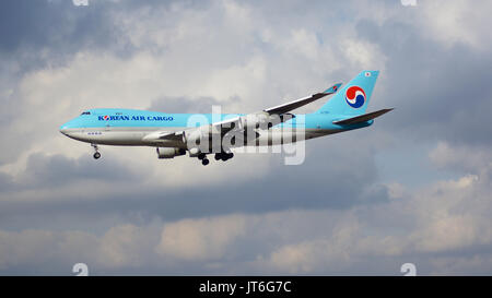 FRANKFURT, Deutschland - Feb 28th, 2015: Korean Air Boeing 747-4 B5 ERF MSN 33946 HL 7601 Frachter nähert sich Start- und Landebahn am Flughafen Frankfurt International FRA mit bewölktem Himmel im Hintergrund Stockfoto