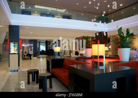 MAINZ, DEUTSCHLAND - May 8th, 2017: Moderne Einrichtung der Lobby des Hilton Mainz Hotel mit Menschen in der Schlange Stockfoto