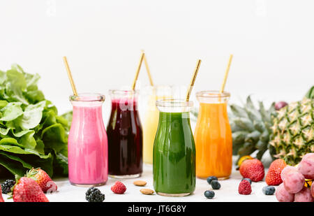Frische bunte Smoothies Stockfoto