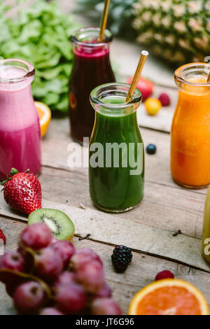 Smoothies und Früchte auf Holz Stockfoto