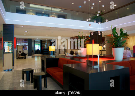 MAINZ, DEUTSCHLAND - May 8th, 2017: Moderne Einrichtung der Lobby des Hilton Mainz Hotel mit Menschen in der Schlange Stockfoto