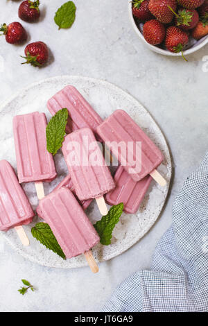 Minty Erdbeer Kokos Eis am Stiel Stockfoto