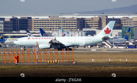 FRANKFURT, Deutschland - Feb 28th, 2015: Tor und Terminals am Flughafen Frankfurt FRA mit Varios Ebenen im Vordergrund. Stockfoto