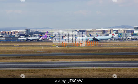 FRANKFURT, Deutschland - Feb 28th, 2015: Tor und Terminals am Flughafen Frankfurt FRA mit Varios Ebenen im Vordergrund. Stockfoto