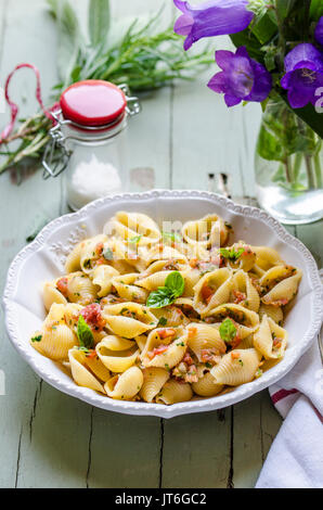 Pasta Muscheln mit rohen Gemüse Sauce Stockfoto