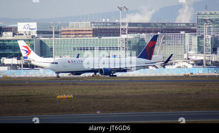 FRANKFURT, Deutschland - Feb 28th, 2015: Tor und Terminals am Flughafen Frankfurt FRA mit Varios Ebenen im Vordergrund. Stockfoto