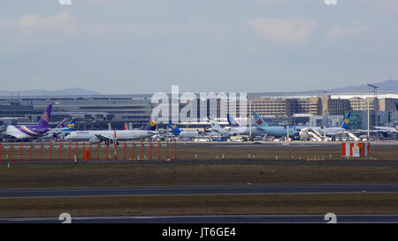 FRANKFURT, Deutschland - Feb 28th, 2015: Tor und Terminals am Flughafen Frankfurt FRA mit Varios Ebenen im Vordergrund. Stockfoto