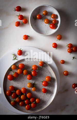 Trauben Tomaten in einem keramischen Platte auf der Ansicht von oben Stockfoto