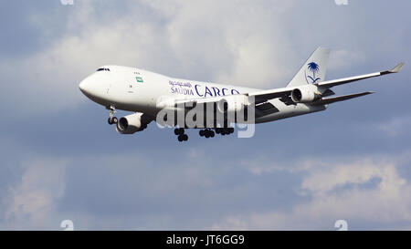 FRANKFURT, Deutschland - Feb 28th, 2015: Flugzeug von SAUDIA AIR CARGO Frachter nähert sich Start- und Landebahn am Flughafen Frankfurt International FRA mit bewölktem Himmel im Hintergrund Stockfoto