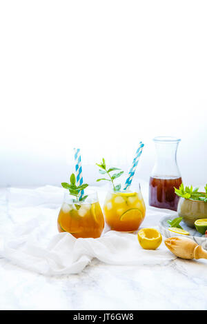 Mango Earl Grey Gin infundiert Cocktail Stockfoto