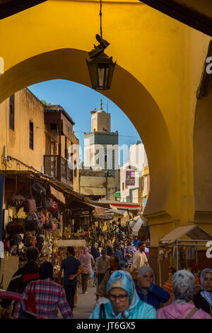 Das Leben auf der Straße. Souk Medina von Fes, Fes el Bali. Marokko, Maghreb Nordafrika Stockfoto