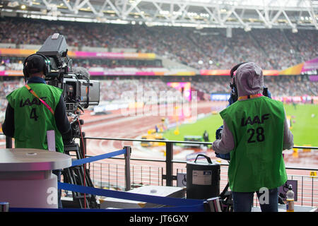 TV-Kameras und PRESSEFOTOGRAFEN FILMEN UND FOTOGRAFIEREN an der Leichtathletik-WM IN LONDON. Stockfoto