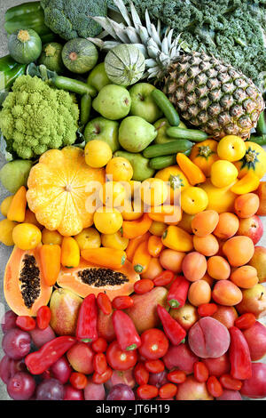 Sommer gradient Obst und Gemüse auf Metall Hintergrund. Top View Stockfoto