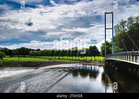 Llandaff Felder, in Cardiff, mit dem Schwarzen Wehr am Fluss Taff im Vordergrund. Stockfoto