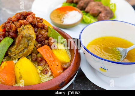 Typische marokkanische Essen, Couscous mit Hähnchen und Gemüse. Souk Medina von Fes, Fes el Bali. Marokko, Maghreb Nordafrika Stockfoto