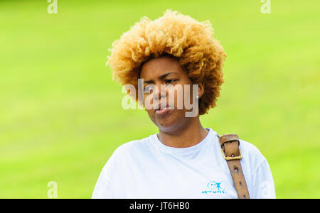 Weibliche mit Afro Frisur feiern Sma Schuß Tag in der Parade durch die Straßen von Paisley, Schottland Reisen am 1. Juli 2017 Stockfoto