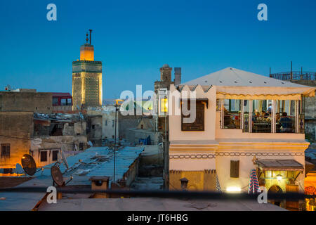 Die Medersa Bou Inania Minarett in der Dämmerung, Souk Medina von Fes, Fes el Bali. Marokko, Maghreb Nordafrika Stockfoto