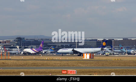 FRANKFURT, Deutschland - Feb 28th, 2015: Tor und Terminals am Flughafen Frankfurt FRA mit Varios Ebenen im Vordergrund. Stockfoto