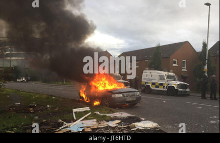 BITTE BEACHTEN SIE EDITOREN NUMMERNSCHILD PIXELIG PA BILD DESK WURDE. Einem geparkten Auto angezündet von Jugendlichen Burns auf Stewart Street in Belfast. Stockfoto