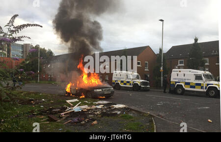 BITTE BEACHTEN SIE EDITOREN NUMMERNSCHILD PIXELIG PA BILD DESK WURDE. Einem geparkten Auto angezündet von Jugendlichen Burns auf Stewart Street in Belfast. Stockfoto