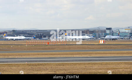 FRANKFURT, Deutschland - Feb 28th, 2015: Tor und Terminals am Flughafen Frankfurt FRA mit Varios Ebenen im Vordergrund. Stockfoto