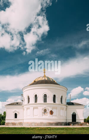 Brest, Belarus. Garnison Kathedrale St. Nicholas Kirche In Gedenkstätte Brest Held Festung im sonnigen Sommertag. Stockfoto