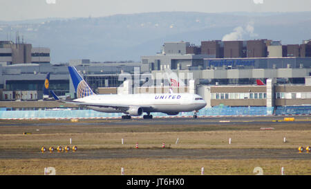 FRANKFURT, Deutschland - Feb 28th, 2015: Tor und Terminals am Flughafen Frankfurt FRA mit Varios Ebenen im Vordergrund. Stockfoto