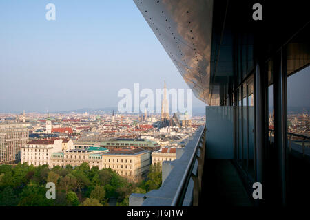 Wien, Österreich - 29. April 2017: Schöne Aussicht auf die berühmte St. Stephans Kathedrale Wiener Stephansdom am Stephansplatz in den frühen Morgenstunden von einem nahe gelegenen Hotel, Luftbild Stockfoto