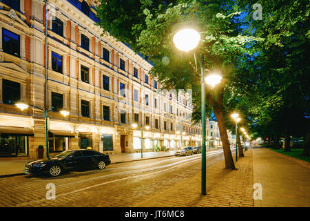 Helsinki, Finnland. Luxus Auto geparkt auf Pohjoisesplanadi Straße. Nacht Blick auf Pohjoisesplanadi Straße in Kluuvi erhalten Bezirk am Abend oder in der Nacht Illumina Stockfoto